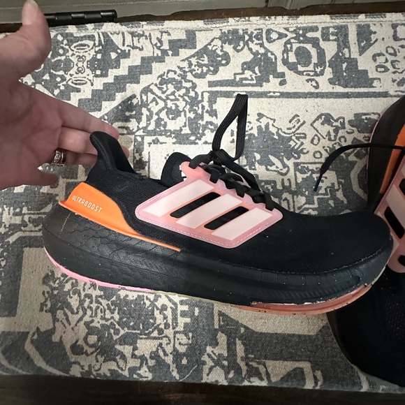 Adidas Ultraboost Size 9 - Picture 4 of 6